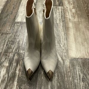 New York & CO Kyla Elegant Cream Ankle Boots with Gold Accents Size 8